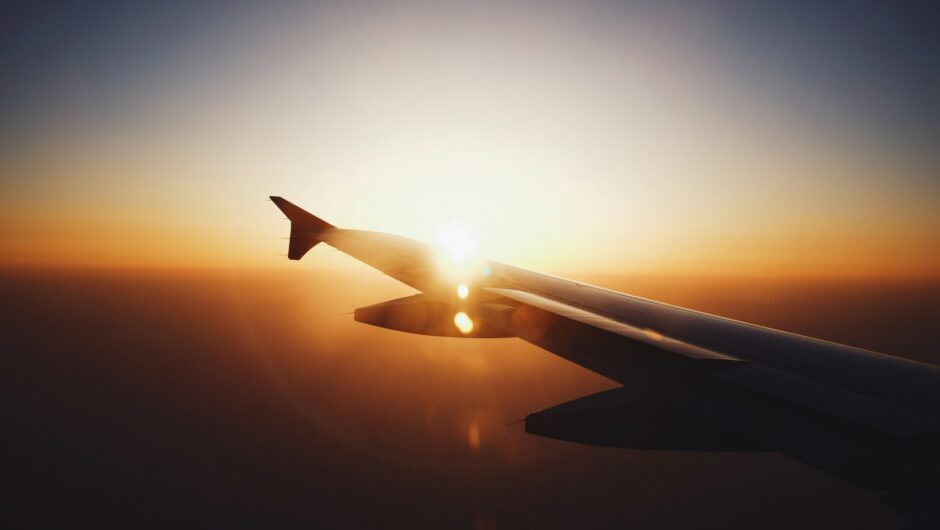 Viral βίντεο: Αεροσυνοδός εξηγεί τι ρόλο παίζουν τα μαύρα τρίγωνα στα αεροπλάνα