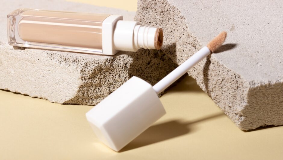 Concealer: Πώς να το φιξάρετε για να μην μπαίνει στις λεπτές γραμμές