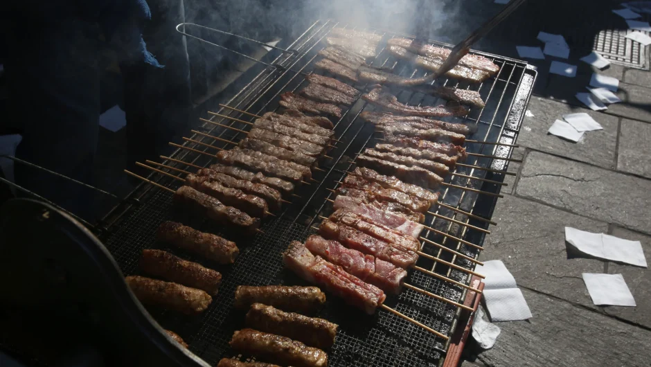 Τσικνοπέμπτη: Τι γιορτάζουμε και γιατί ψήνουμε κρέας