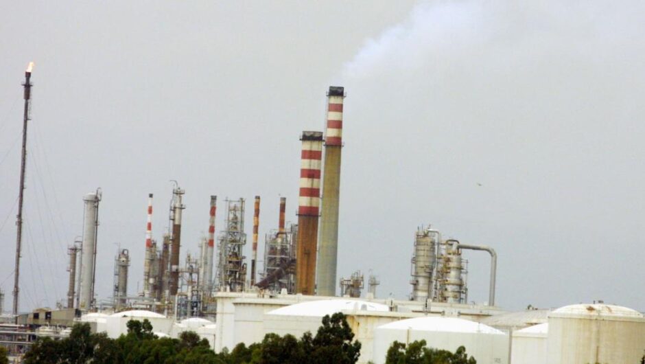 Διύλιση / Μεγάλα υπερκέρδη και το 2023 – 425 εκατ. στερεί από την κοινωνία η κυβέρνηση