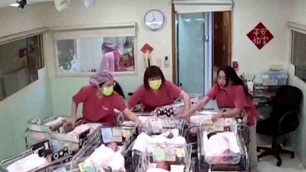 Ταϊβάν: Viral βίντεο με μαίες που τρέχουν να προστατεύσουν νεογέννητα κατά τη διάρκεια του σεισμού 7,5 Ρίχτερ