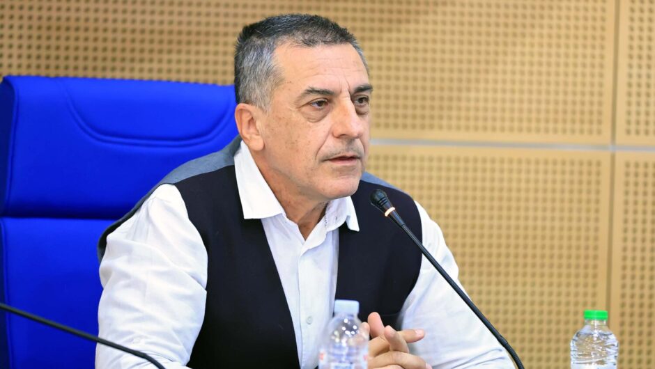 Ανασυγκρότηση…