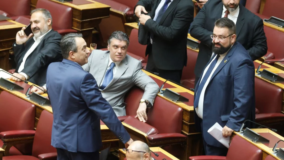 Ποιοι θα γίνουν βουλευτές αν οι Σπαρτιάτες χάσουν τις 12 έδρες στη Βουλή – Τα ονόματα των επιλαχόντων