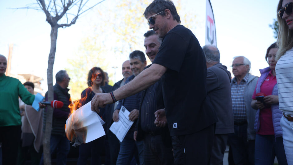 Λάρισα: Έκαψαν τα «ραβασάκια» του ΕΝΦΙΑ οι πλημμυροπαθείς της Νέας Σμύρνης (φωτ. & βίντεο)