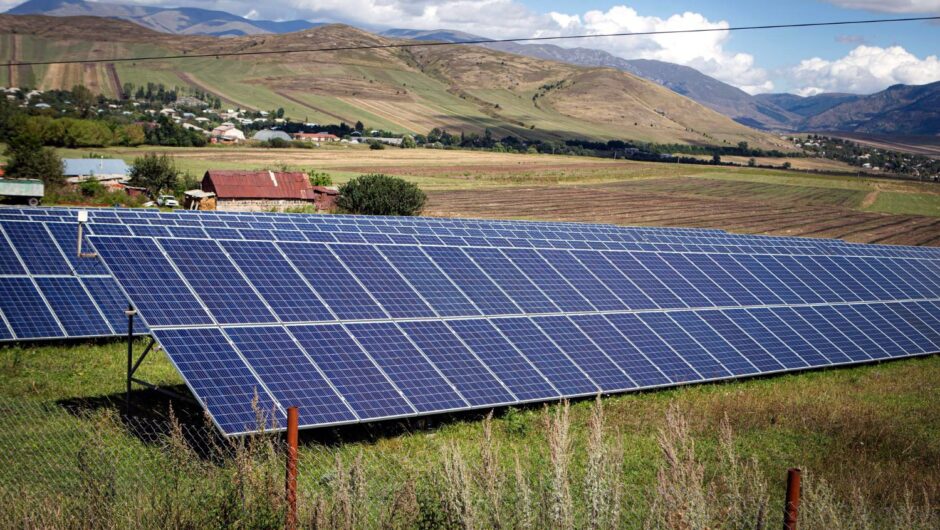 «Φωτοβολταϊκά στο χωράφι»: Ξεκίνησε η υποβολή αιτήσεων – Αφορά όλους τους επαγγελματίες αγρότες