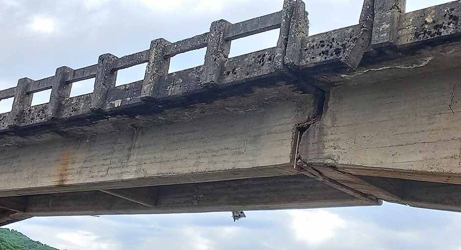 Έκλεισε και η γέφυρα Παραλλαγής στην Καλαμπάκα – Αποκλεισμένα δεκάδες χωριά