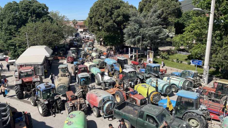 «Πλημμύρισε» με τρακτέρ το κέντρο της Αγιάς: Σε απόγνωση οι παραγωγοί – «Δεν δίνει λύσεις η Κυβέρνηση…» (φωτ. & βίντεο)