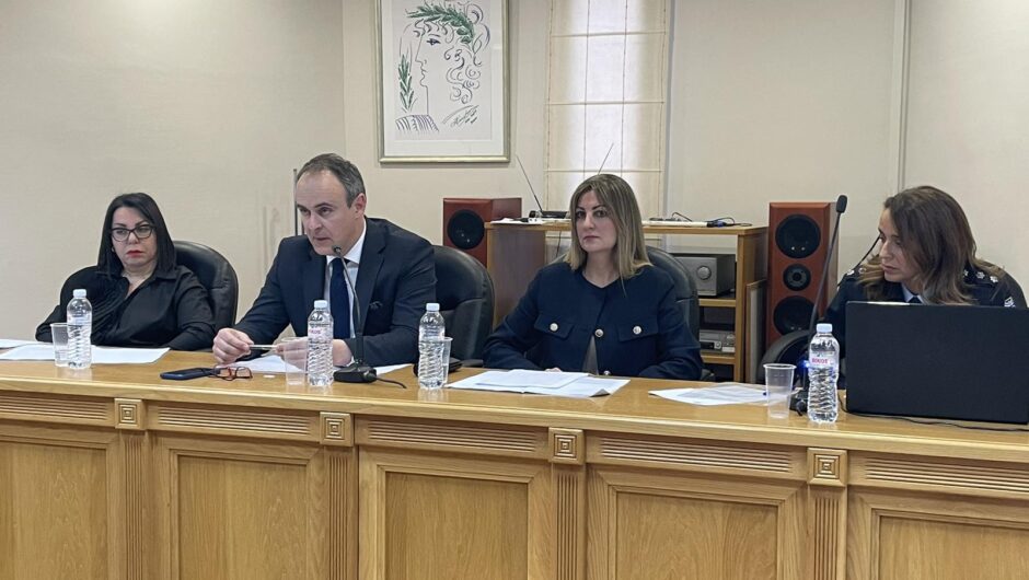 Ενδελεχής συζήτηση στη Λάρισα για την ενδοοικογενειακή βία: «Σοκαριστικά τα στοιχεία – Όταν ακούμε ή βλέπουμε κάτι να το αναφέρουμε» (φωτό – βίντεο)