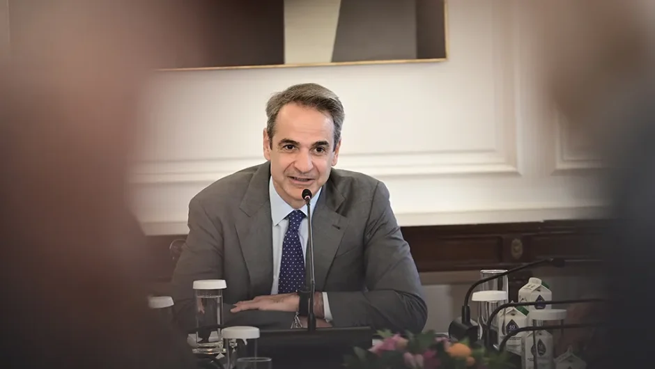 Παρίστανται (;) και χαιρετίζουν (;)