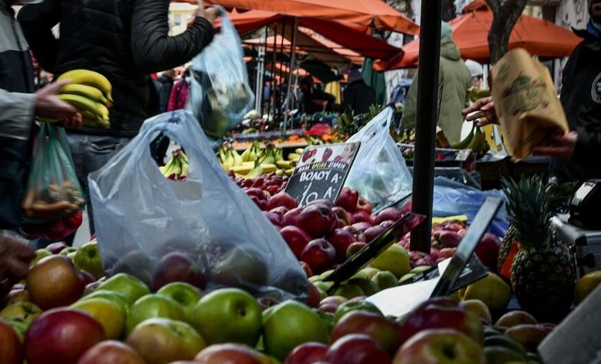 Αλλάζουν εικόνα οι λαϊκές αγορές: Παραγωγοί παραδίδουν τις άδειές τους γιατί δεν βγαίνει το μεροκάματο
