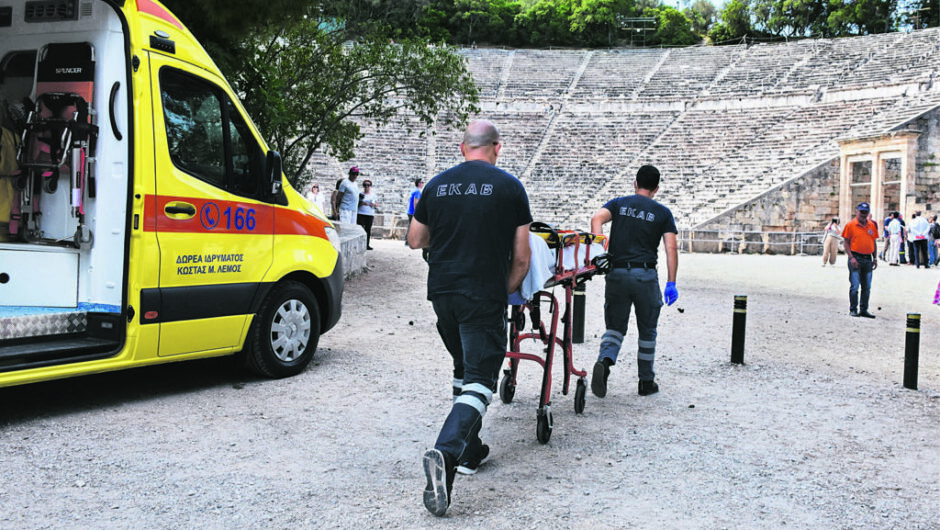 Η Μενδώνη δίνει σε ιδιώτες τις πρώτες βοήθειες σε έξι αρχαιολογικούς χώρους