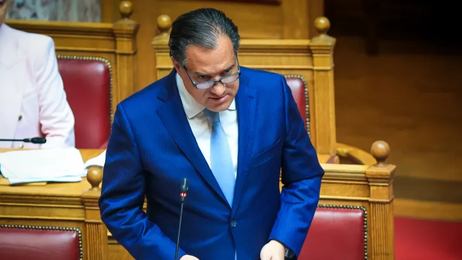 Ακάθεκτος ο Άδωνις «ξηλώνει» το ΕΣΥ παρά τις αντιδράσεις κομμάτων και φορέων