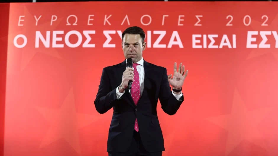Φόρεσε κόκκινη γραβάτα με… τσολιάδες