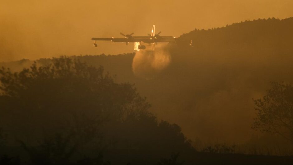 Φωτιές / 71 μέτωπα σε 12 ώρες σε όλη τη χώρα – «Βολές» από τους εποχικούς πυροσβέστες