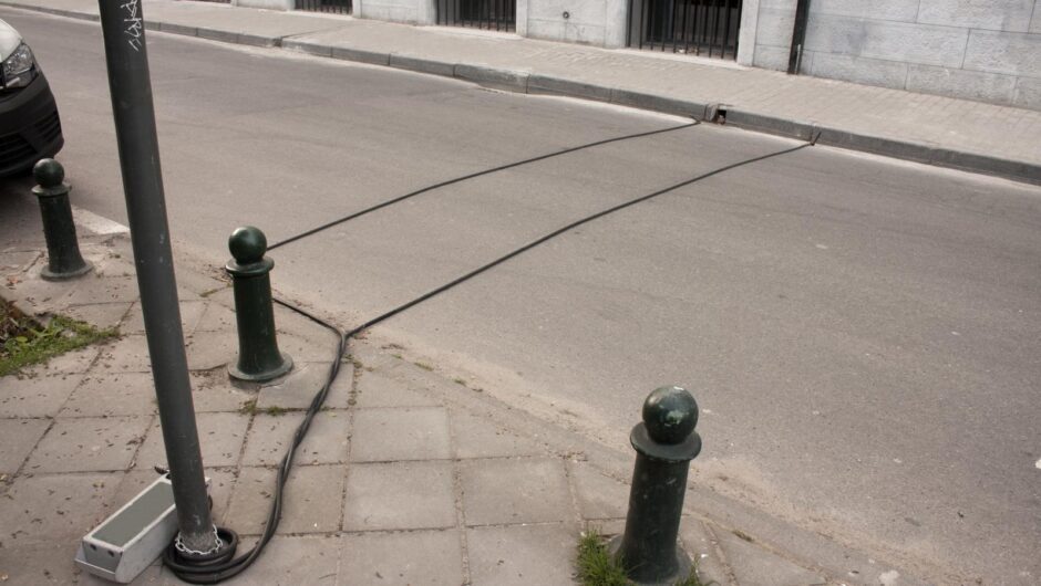Τι συμβαίνει όταν πατάω τα μαύρα καλώδια των δρόμων -Ποιος τα τοποθετεί