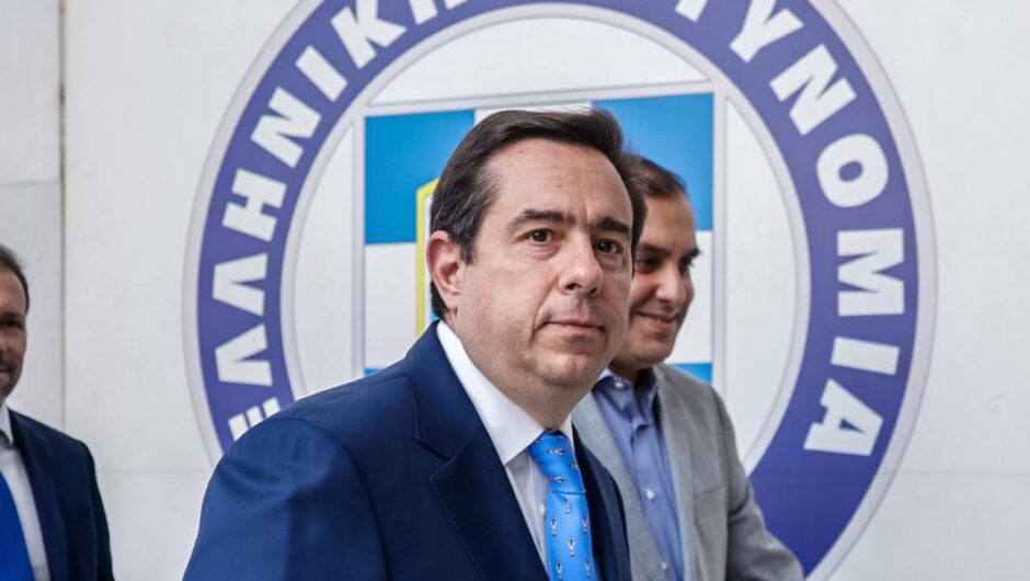 Νότης Μηταράκης / Δήλωση σοκ για τη γυναικοκτονία – Δικαιολογεί την αδιαφορία του αστυνομικού