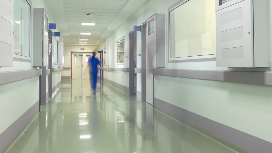 Χαμός στην Παιδιατρική του Νοσοκομείου Βόλου – 40χρονος κλωτσούσε και απειλούσε τη σύζυγό του