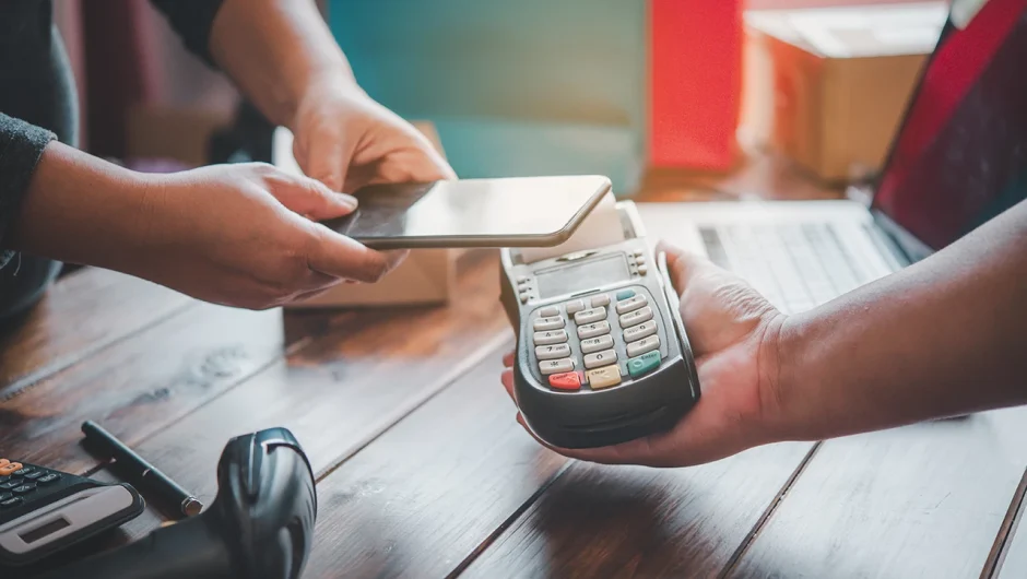 Ηχούν «καμπάνες» έως 20.000 ευρώ για τα POS – Ελεγκτικό σαφάρι της ΑΑΔΕ σε λαϊκές αγορές, ταξί, περίπτερα