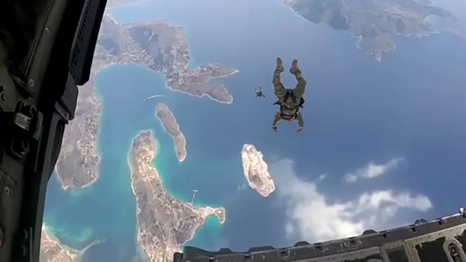 Εντυπωσιακές εικόνες με Έλληνες και Αμερικανούς κομάντο να πραγματοποιούν άλματα ελεύθερης πτώσης
