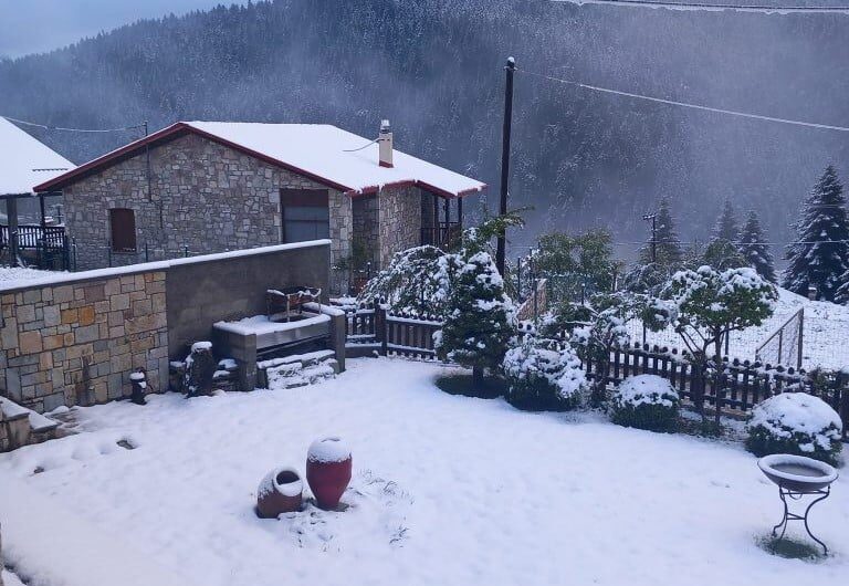 Κακοκαιρία: Πυκνή χιονόπτωση στο Περτούλι Τρικάλων – Δείτε φωτογραφίες και βίντεο