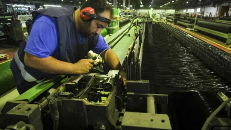 Εργασιακά / Πώς οι ατομικές και οι επιχειρησιακές συμβάσεις ακυρώνουν τις τριετίες