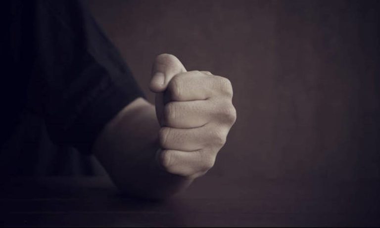 Τύρναβος: Χτυπούσε γυναίκα μέσα στο αυτοκίνητο – Τι αναφέρει πολίτης που είδε το περιστατικό