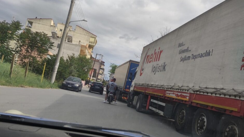 Ανάστατοι οι περίοικοι σε γειτονιές της Λάρισας για τις νταλίκες και τα φορτηγά (φωτό)