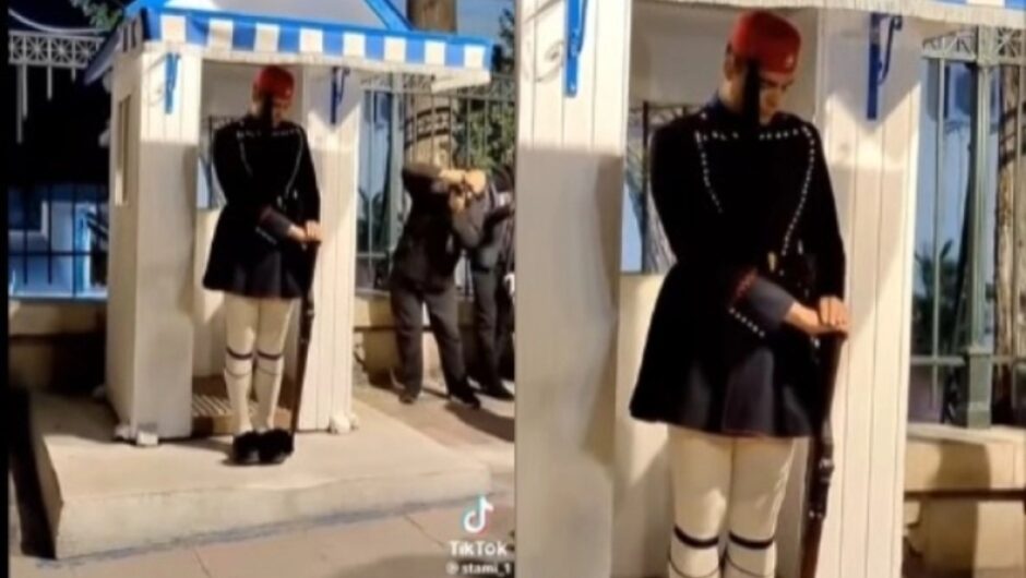 Η περιφορά του Επιταφίου είναι η μοναδική στιγμή που ο Εύζωνας σκύβει το κεφάλι: Γιατί γυρίζει την κάνη του όπλου ανάποδα