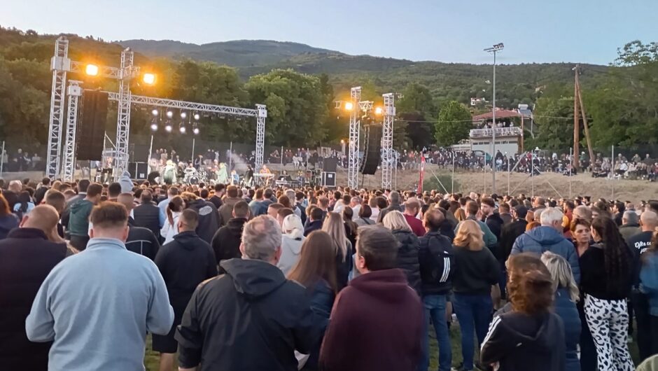 Καραβάνια στο Μεταξοχώρι για τη συναυλία του Θανάση Παπακωνσταντίνου (φωτό – βίντεο)