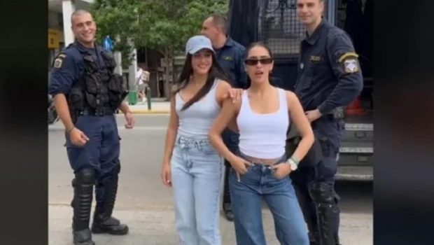 Τουρίστριες ποζάρουν μαζί με τα ΜΑΤ για το TikTok – Το βίντεο που προκάλεσε αντιδράσεις