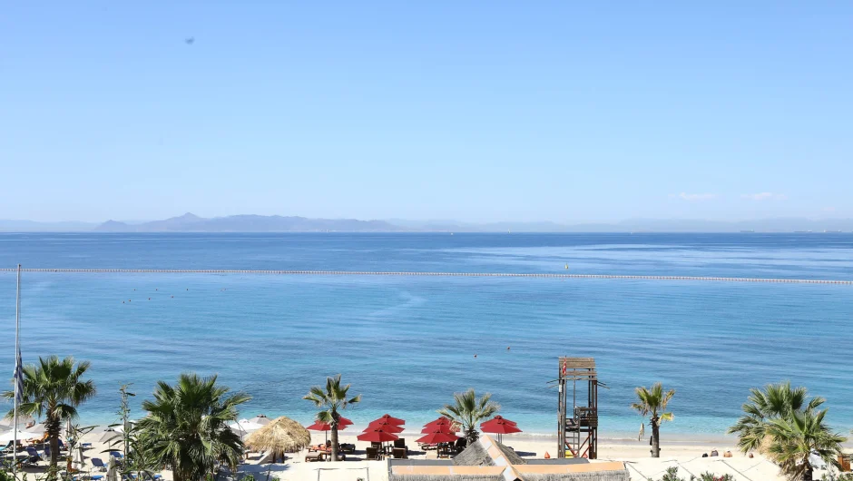 Καιρός: Υποχωρεί η αφρικανική σκόνη, επιμένει η ζέστη – Πότε έρχεται η «ψυχρή λίμνη» με βροχές και πτώση της θερμοκρασίας