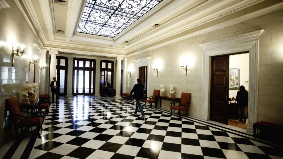 Ποιους δημοσιογράφους βάζει στη «μαύρη λίστα» το Μαξίμου;