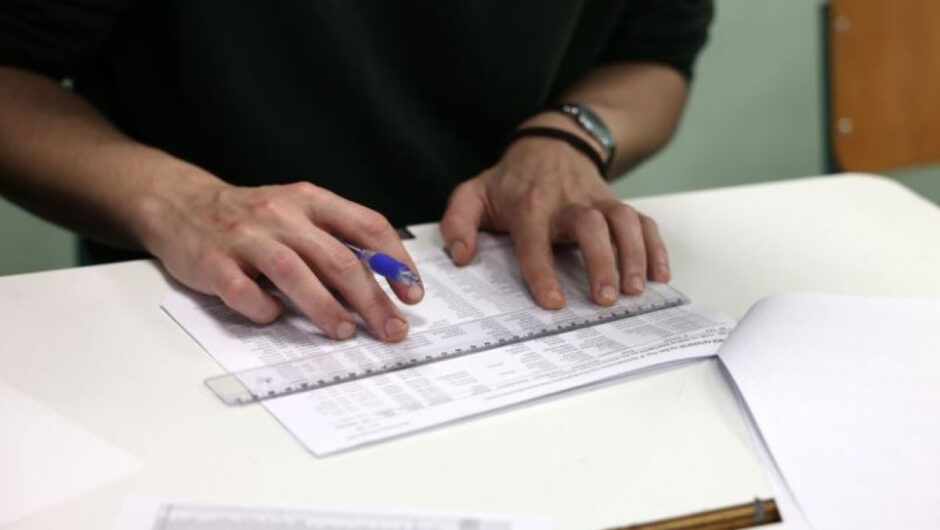 Η αποχή και η ακροδεξιά δοκιμάζουν τις αντοχές του Μητσοτάκη
