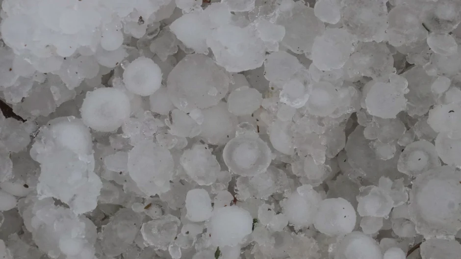 «Άσπρισε» η Ροδόπη από το χαλάζι (εικόνες)