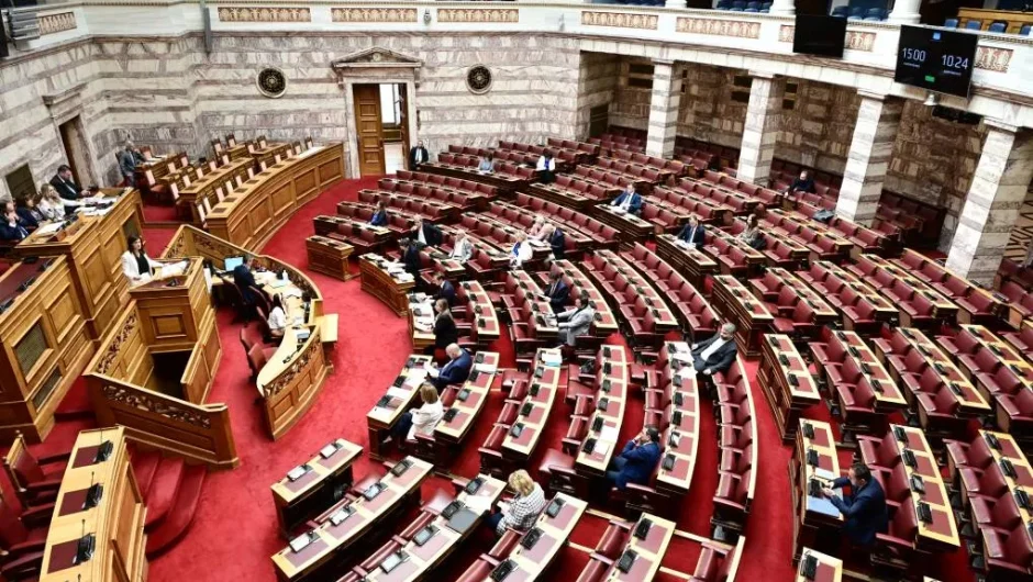 Σύγκρουση στη Βουλή για Μάτι, Τέμπη και Βαρτζόπουλο με αφορμή το νέο δικαστικό χάρτη 