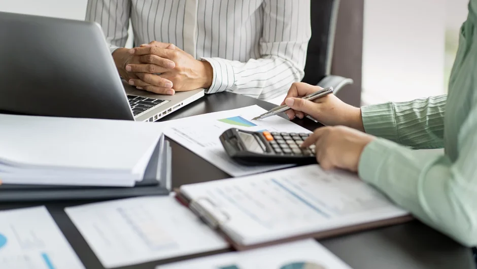 Στην παγίδα των τεκμηρίων 1,5 εκατ. φορολογούμενοι – Με εισοδήματα έως 10.000 ευρώ 1 στα 2 νοικοκυριά και 6 στους 10 επαγγελματίες