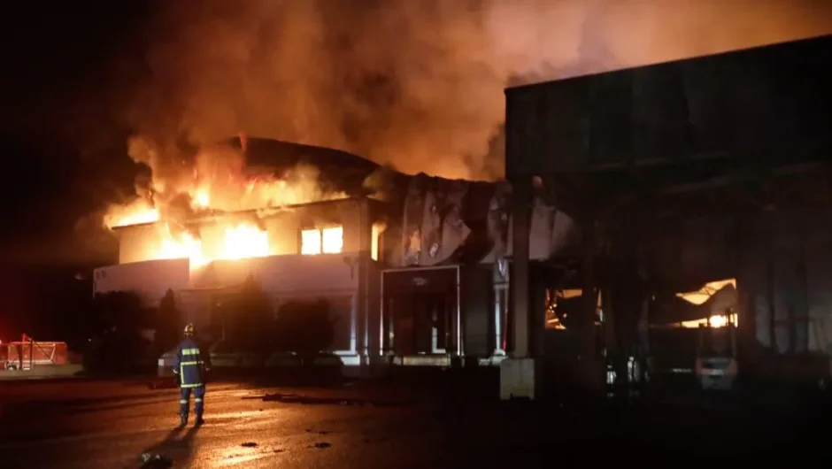 Πυροσβεστική: «Από πρόθεση» η φωτιά στο εργοστάσιο της Λαμίας 