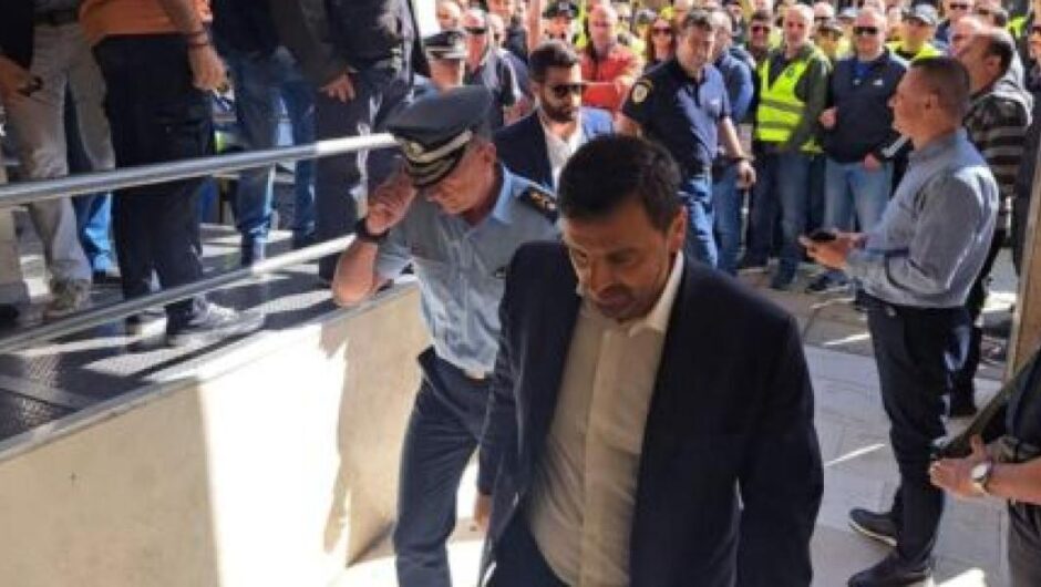 Ιωάννινα / Αστυνομικοί αποδοκίμασαν έντονα τον υφυπουργό Προστασίας του Πολίτη (βίντεο)