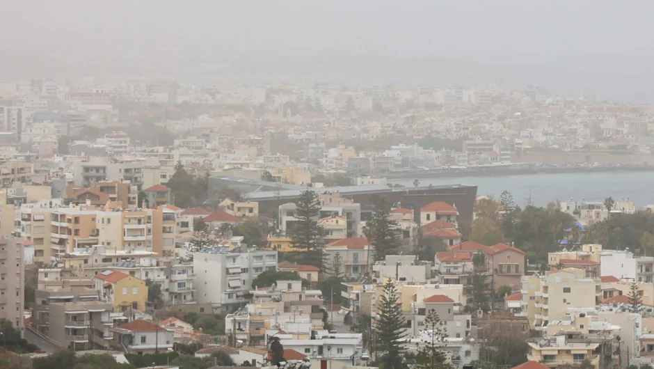 Καιρός: Επιμένει ο υποτροπικός αεροχείμαρρος – Αφρικανική σκόνη και υψηλές θερμοκρασίες το Σάββατο