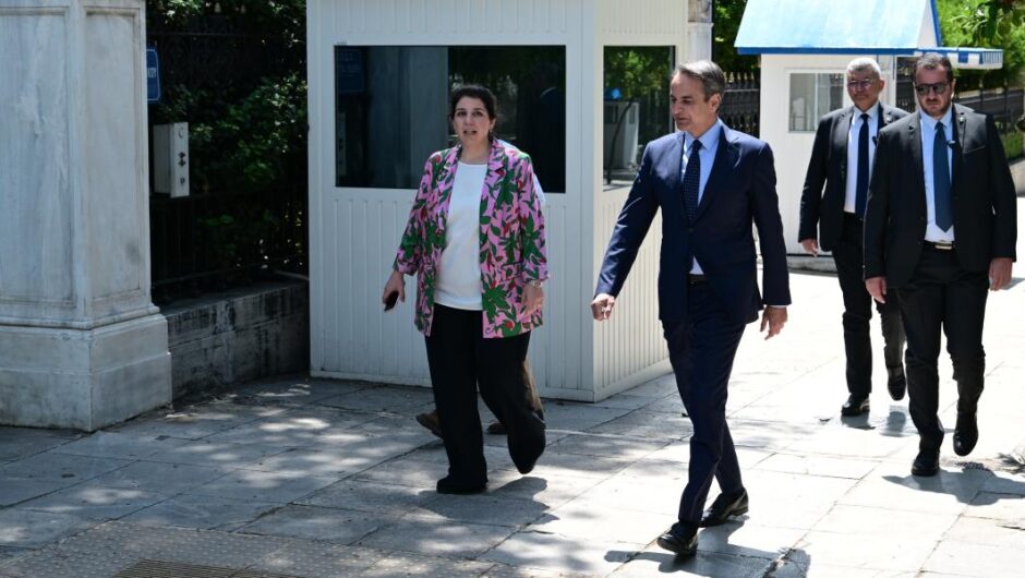 Μαξίμου / Ανακατεύουν την τράπουλα αλλά δεν τους βγαίνει ο άσος – Οι γκρίνιες και οι φόβοι
