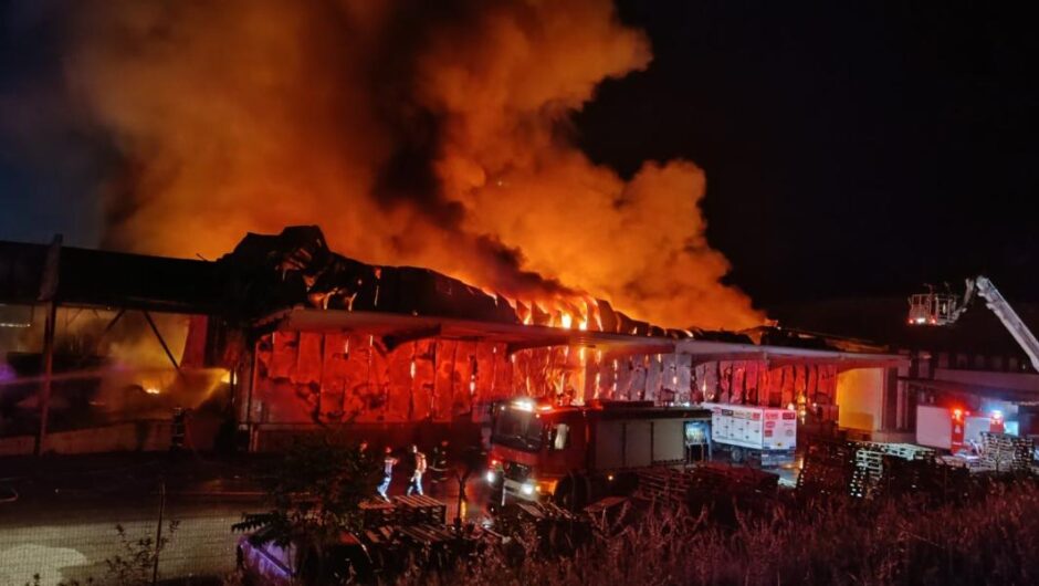 Λαμία / Κάηκε ολοσχερώς το εργοστάσιο παραγωγής γευμάτων από τα οποία δηλητηριάστηκαν μαθητές