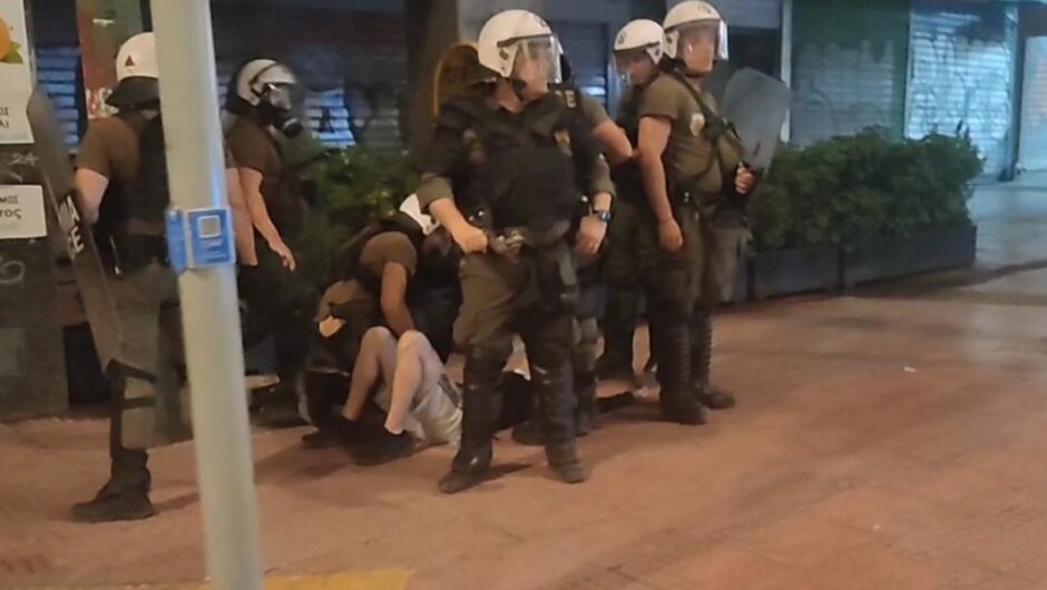 Σύνταγμα / Απείλησαν με αυτόφωρο δημοσιογράφο της ΑΥΓΗΣ που κατέγραφε τις βιαιότητες της ΕΛΑΣ