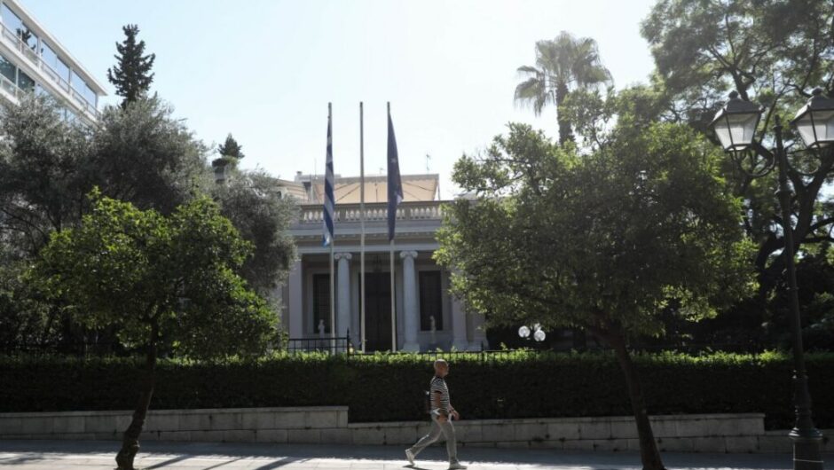 Μαξίμου: Η μπάλα στην… εξέδρα μετά την αποκάλυψη του Documento πως θάφτηκαν καταγγελίες ενεργειακών κολοσσών για μίζες