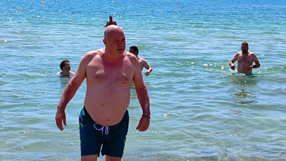 Αλυκές Βόλου / Ο Μπέος γδύθηκε και βούτηξε στη θάλασσα για τους «περιβαντολόγους του κ@λου»