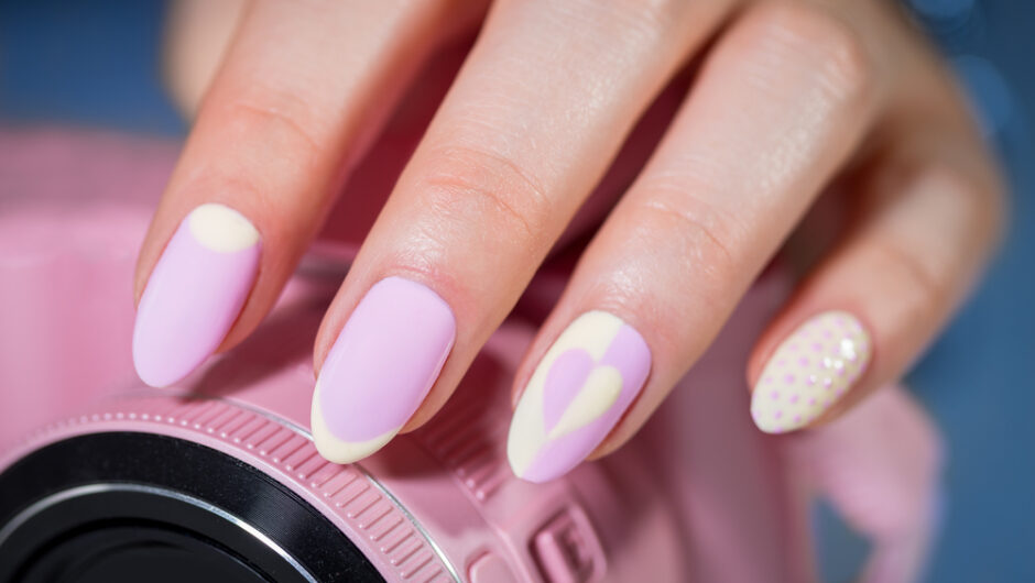 Ματ νύχια: Χρώματα και σχέδια για να δοκιμάσετε στο επόμενο ραντεβού