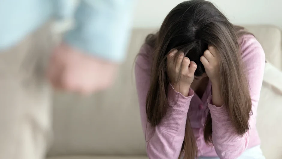 «Τσουνάμι» οι καταγγελίες από θύματα ενδοοικογενειακής βίας – 493 περιστατικά σε μία εβδομάδα