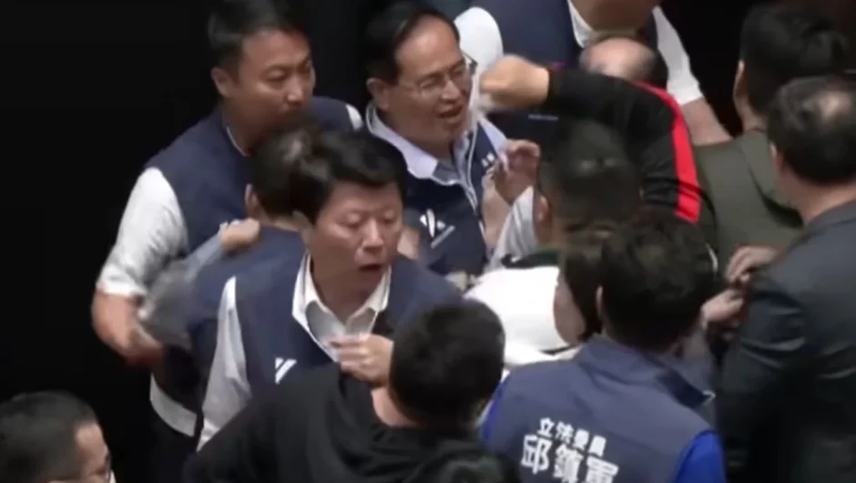 Απίστευτες σκηνές στη βουλή της Ταϊβάν: Βουλευτές έπαιξαν ξύλο