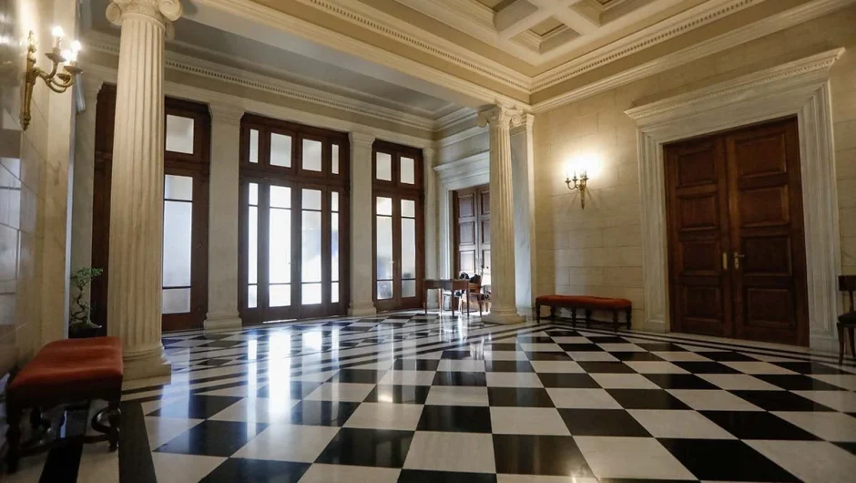 Η «κρεμάλα» του Σκρέκα, η θυσία της Δόμνας και το αυτοκίνητο που έχασε ο Καιρίδης: Παρασκήνια του ανασχηματισμού