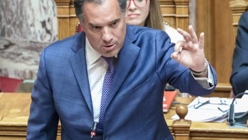 Άδωνις Γεωργιάδης / Μοιράζει πιστοποιητικά κοινωνικών φρονημάτων