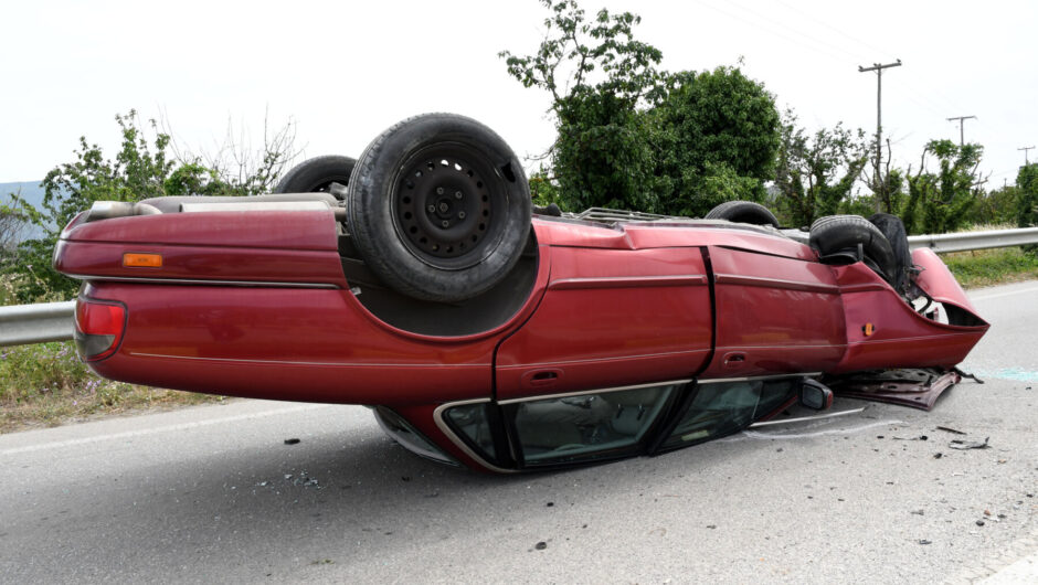 Δείτε φωτογραφίες απ’ την «τρελή» πορεία αυτοκινήτου στην Αγιά: «Καρφώθηκε» σε κολόνα και κατέληξε «τουμπαρισμένο» – Εκ θαύματος σώθηκαν πατέρας και γιος